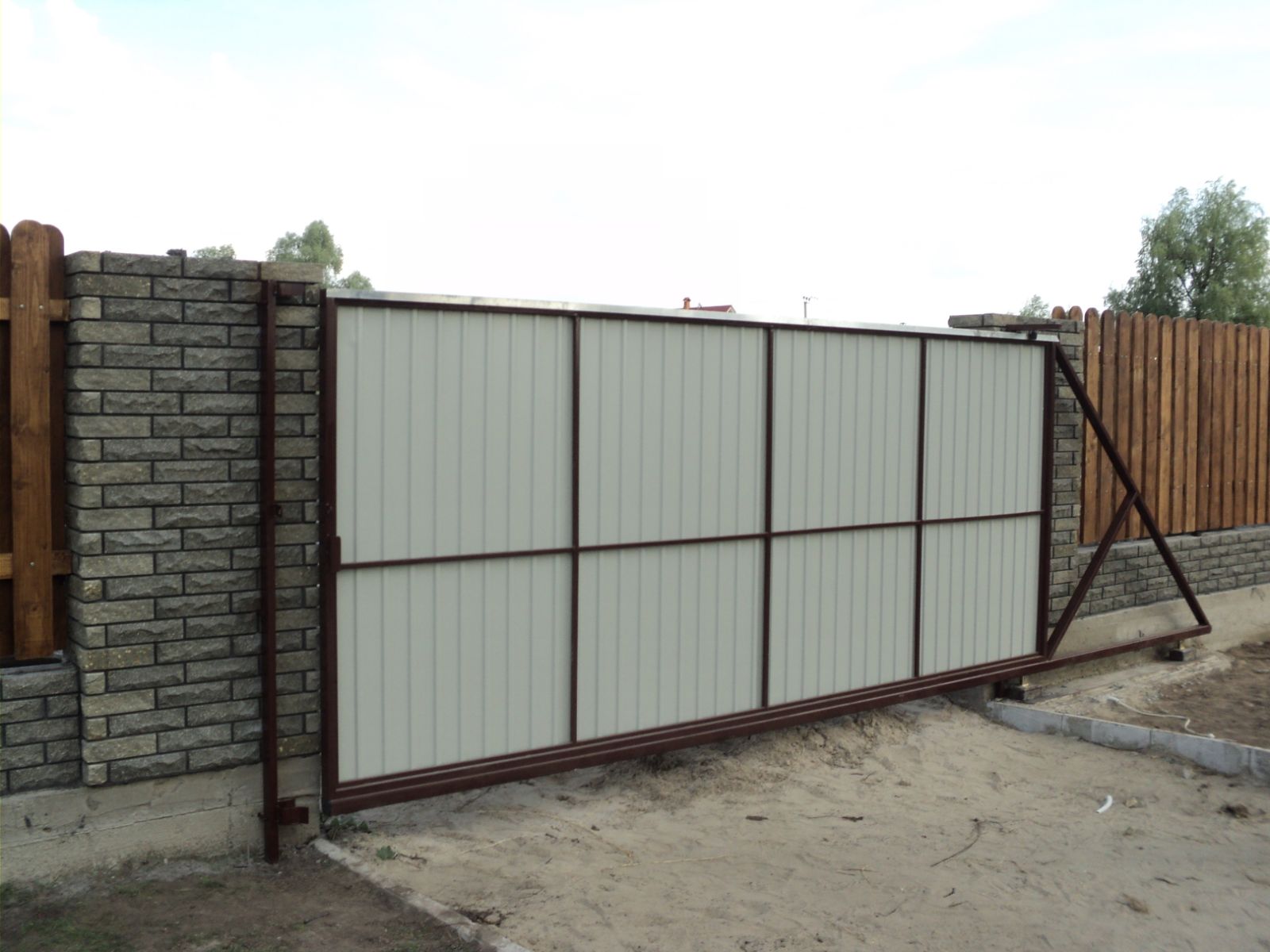 Roll-up gates with corrugated board